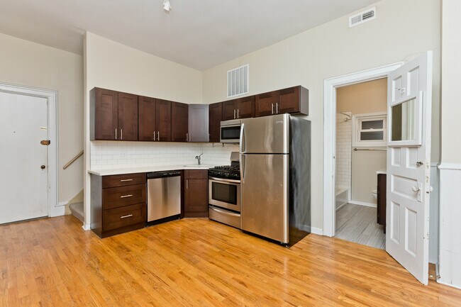 1431 W Belmont Ave in Chicago, IL - Foto de edificio - Building Photo