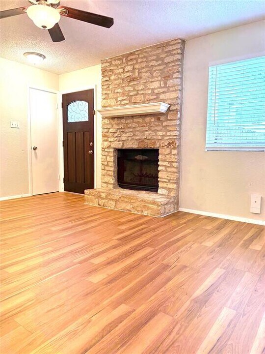 9901 Hundred Oaks Cir in Austin, TX - Building Photo