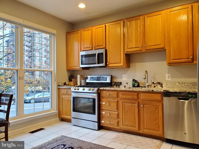6030 Lincolnia Rd in Alexandria, VA - Building Photo - Building Photo