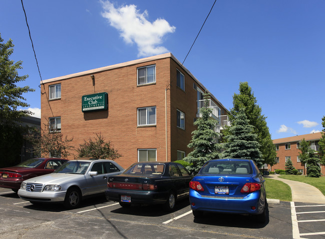 Executive Club in Woodmere, OH - Foto de edificio - Building Photo