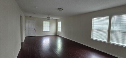 725 E Columbus Dr in Wharton, TX - Building Photo - Building Photo