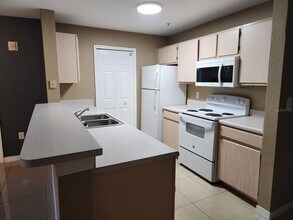 5483 Vineland Rd in Orlando, FL - Building Photo - Building Photo