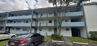 8331 Sands Point Blvd in Tamarac, FL - Building Photo