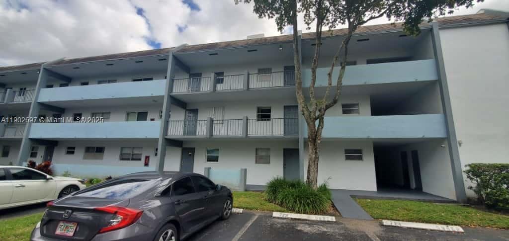 8331 Sands Point Blvd in Tamarac, FL - Building Photo