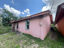 7 South Expressway 281 in Edinburg, TX - Building Photo