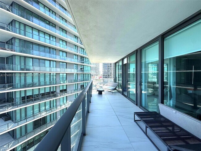 650 NE 32nd St, Unit 1401 in Miami, FL - Building Photo - Building Photo