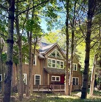 63615 N Rd in Greenport, NY - Building Photo