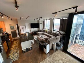 210 S Desplaines St, Unit 2211 in Chicago, IL - Building Photo - Building Photo