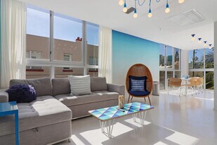 250 Collins Ave in Miami Beach, FL - Building Photo