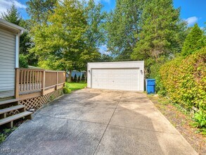 570 Juneway Dr in Bay Village, OH - Foto de edificio - Building Photo