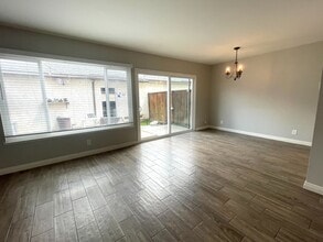 1325 Cheltenham Ln in La Habra, CA - Foto de edificio - Building Photo