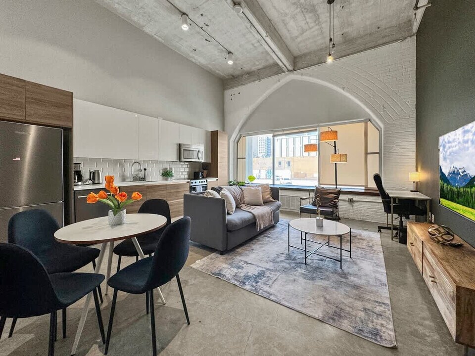 555 Evergreen St in Dallas, TX - Building Photo