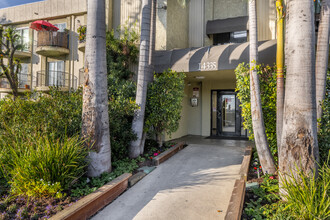 Oak Tree Apartments in Van Nuys, CA - Building Photo - Building Photo