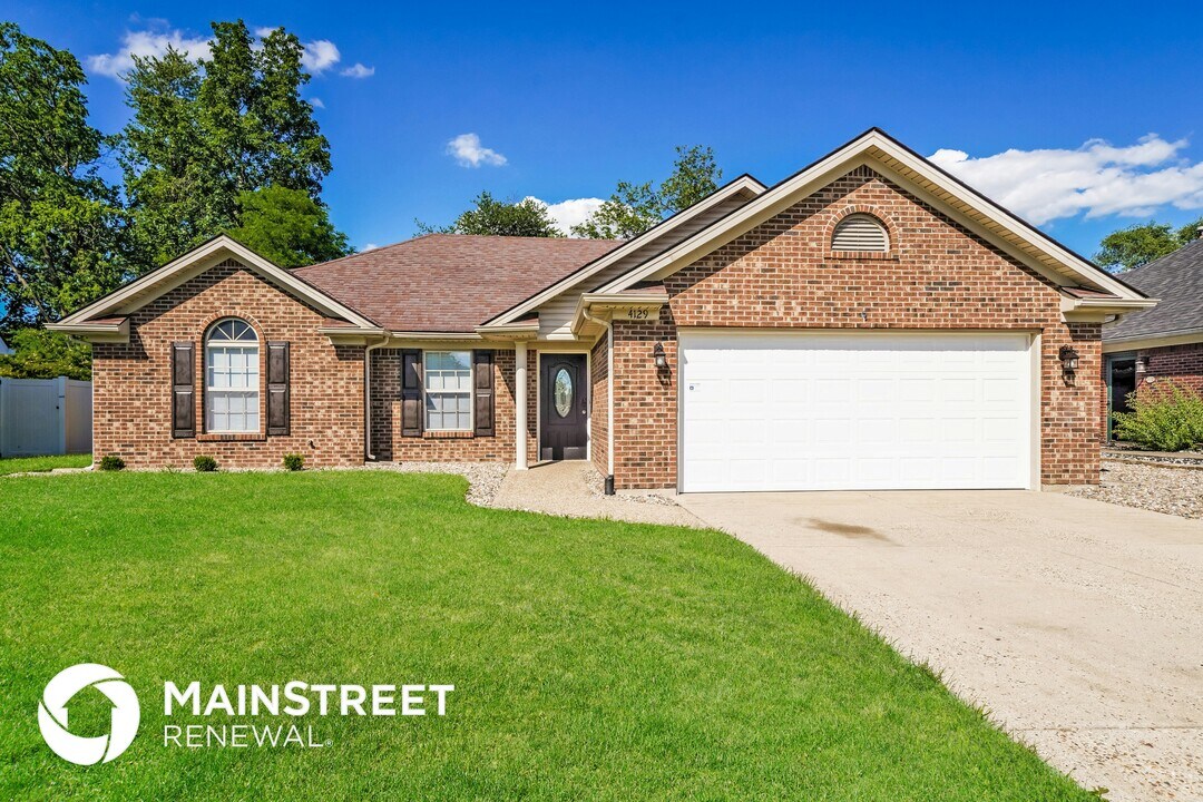 4129 Lakeside Dr in Sellersburg, IN - Building Photo