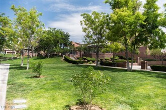 10630 Gibbous Moon Dr in Las Vegas, NV - Building Photo - Building Photo