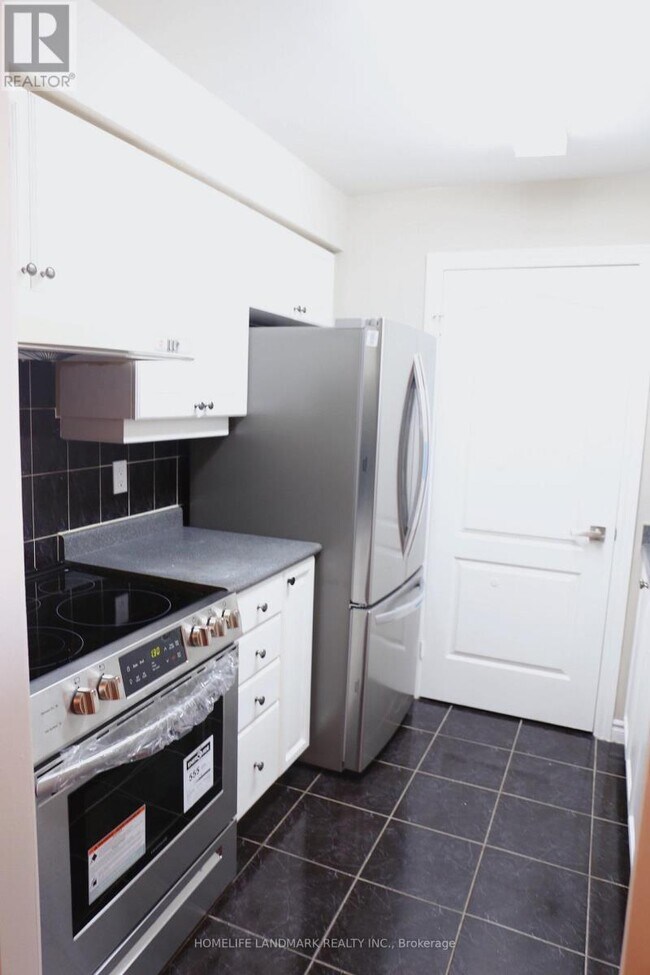18-818 Sommerset Way in Toronto, ON - Building Photo - Building Photo