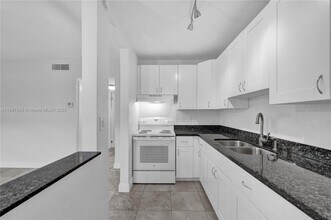 5050 Bayview Dr in Fort Lauderdale, FL - Foto de edificio - Building Photo