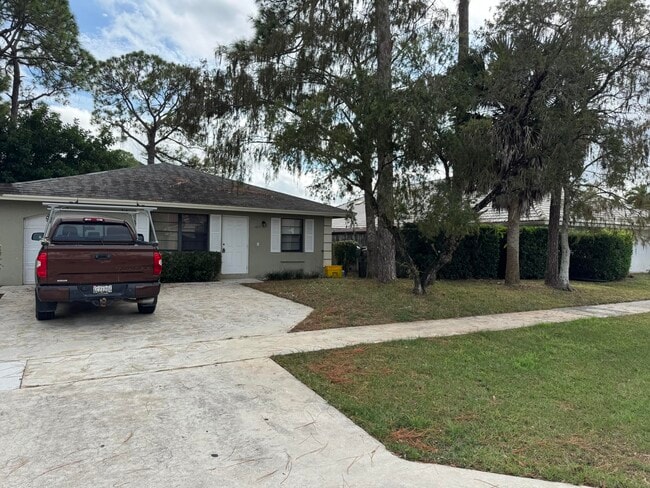 1015 Staghorn St in Wellington, FL - Building Photo - Building Photo