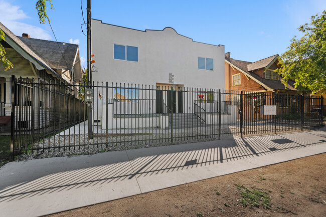 324 W 51st St in Los Angeles, CA - Building Photo - Building Photo