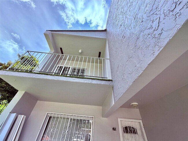 2415 NW 11th St in Miami, FL - Building Photo - Building Photo