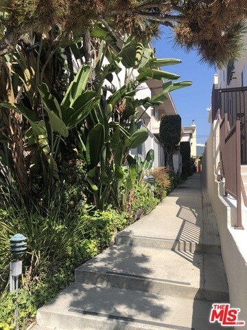 11727 Mayfield Ave-Unit -5 in Los Angeles, CA - Building Photo - Building Photo