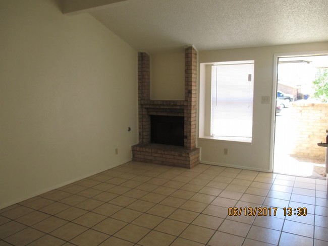 678 White Clfs-Unit -A in El Paso, TX - Building Photo - Building Photo