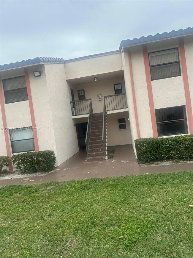 855 NE 209th St in North Miami Beach, FL - Building Photo - Building Photo