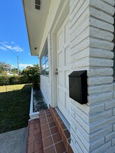 890 NW 55th St, Unit 1 in Miami, FL - Foto de edificio - Building Photo