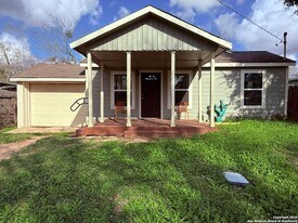 1310 S 4th St in Floresville, TX - Building Photo