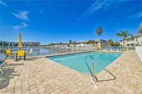 1936 Beach Pkwy in Cape Coral, FL - Foto de edificio - Building Photo