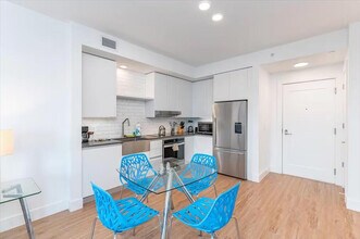 460 NE 5th St in Miami, FL - Foto de edificio - Building Photo