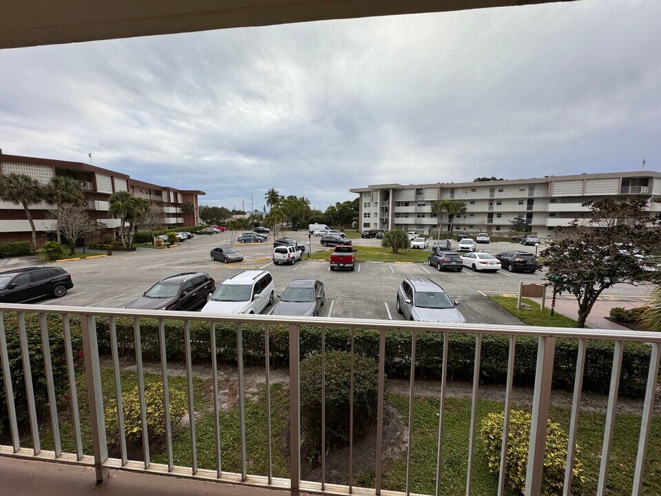 2861 NW 47th Terrace in Lauderdale Lakes, FL - Building Photo