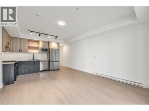 2002 St George St in Port Moody, BC - Building Photo - Building Photo