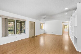313 Pine Ridge Cir in Greenacres, FL - Building Photo