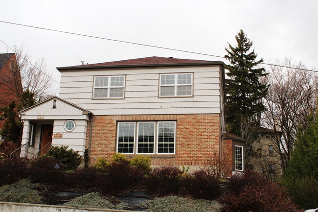 905 NE C St in Pullman, WA - Foto de edificio - Building Photo