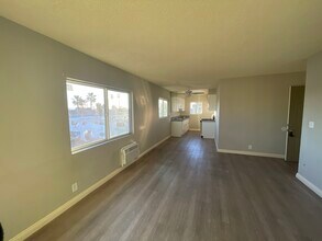 8720 Orion Ave, Unit 26 in Los Angeles, CA - Foto de edificio - Building Photo