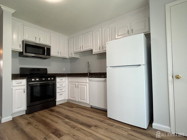 8 Starlight Ct in New Brunswick, NJ - Building Photo - Building Photo