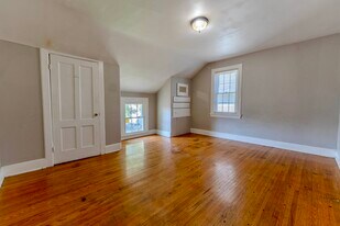 8 Brighton St, Unit 1 in Rochester, NY - Building Photo