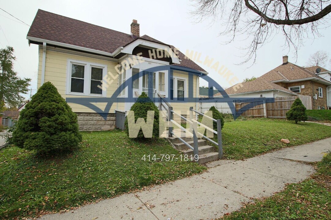 221 W Ring St in Milwaukee, WI - Building Photo
