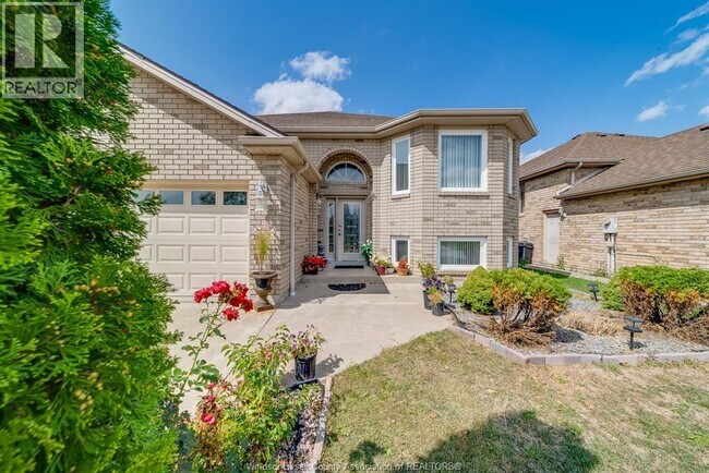 1078 Imperial Crescent in Windsor, ON - Building Photo - Building Photo