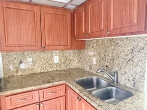 300 NE 14th Ave in Hallandale Beach, FL - Foto de edificio - Building Photo