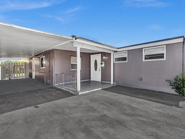 6661 Meade St in Hollywood, FL - Building Photo - Building Photo