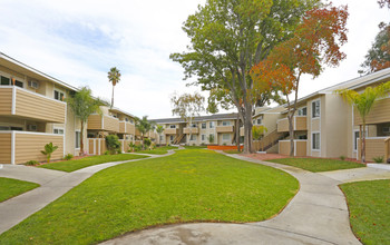 Campbell Plaza Apartments in Campbell, CA - Building Photo - Building Photo