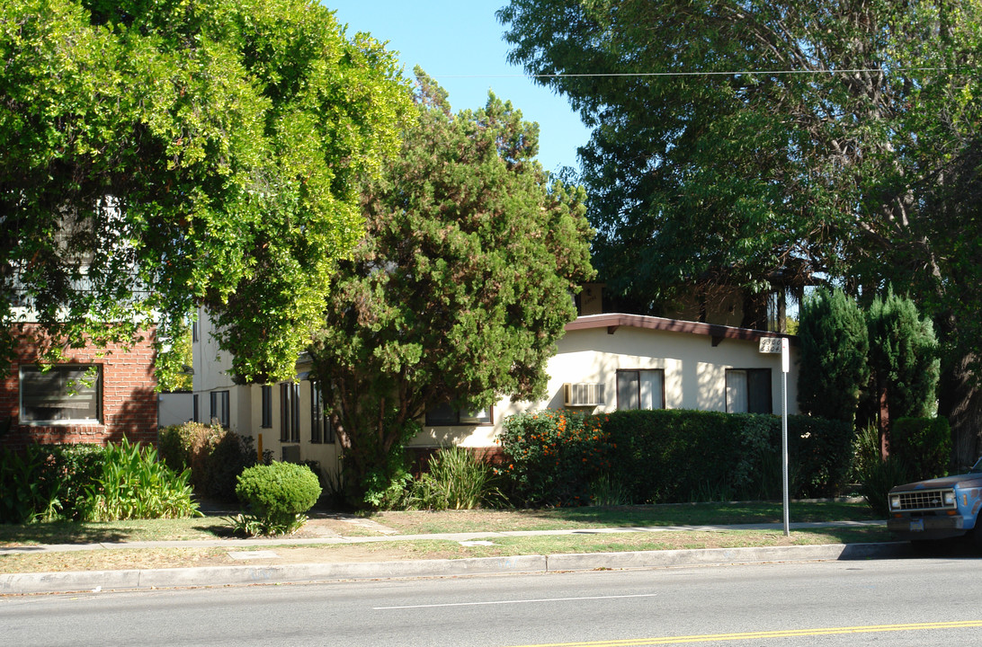 6300-6304 Coldwater Canyon Ave in North Hollywood, CA - Building Photo