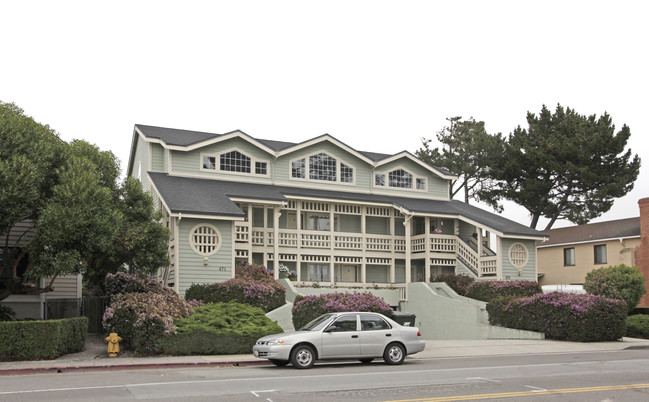 465-471 Kelly Ave in Half Moon Bay, CA - Foto de edificio - Building Photo