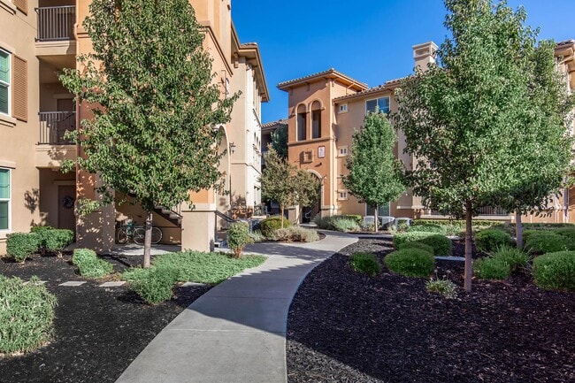 Villas at North Village in Vacaville, CA - Foto de edificio - Building Photo