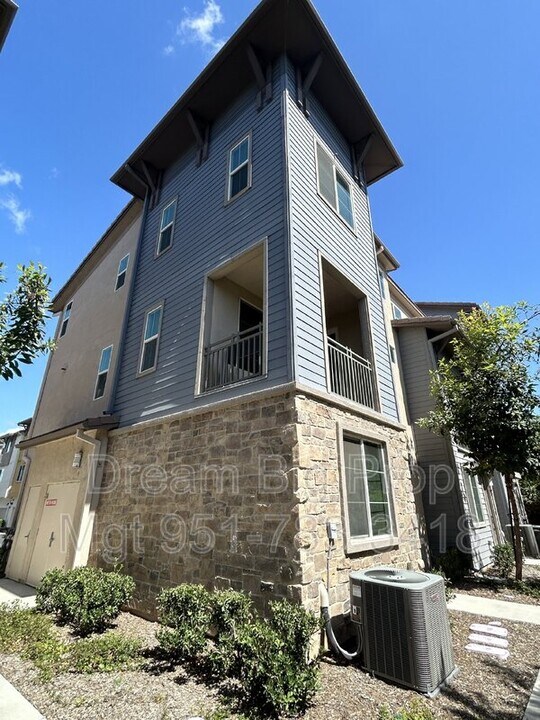 609 Savi Dr in Corona, CA - Building Photo