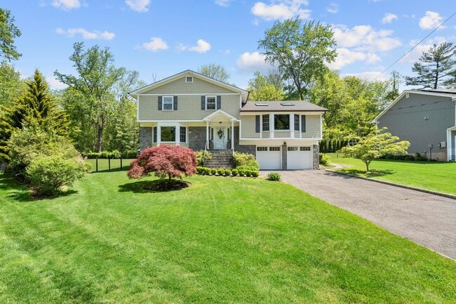 12 Cherry Ln in Scarsdale, NY - Building Photo - Building Photo