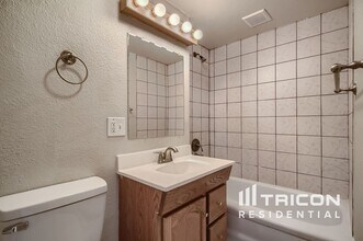 185 N Harlan St in Lakewood, CO - Foto de edificio - Building Photo