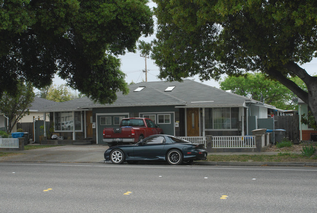 884-886 Miller Ave in Cupertino, CA - Foto de edificio - Building Photo